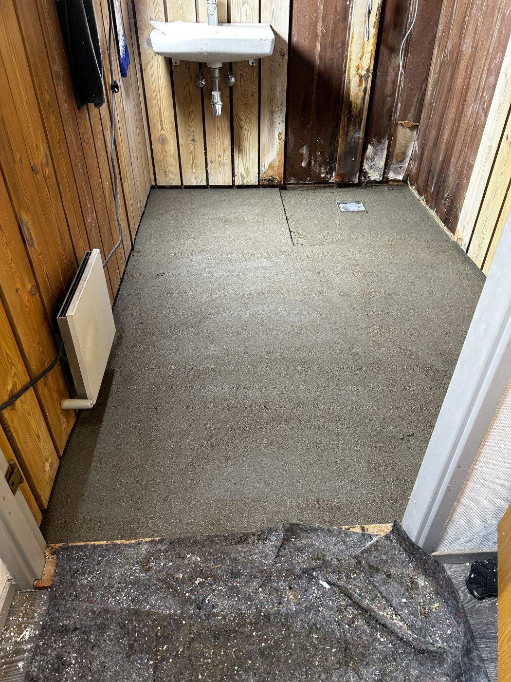 Badeværelse med storformatfliser og indbygget niche