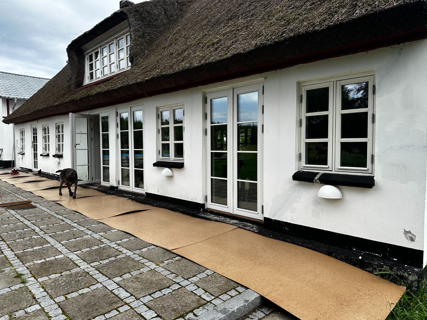 Facade før renovering med løs puds
