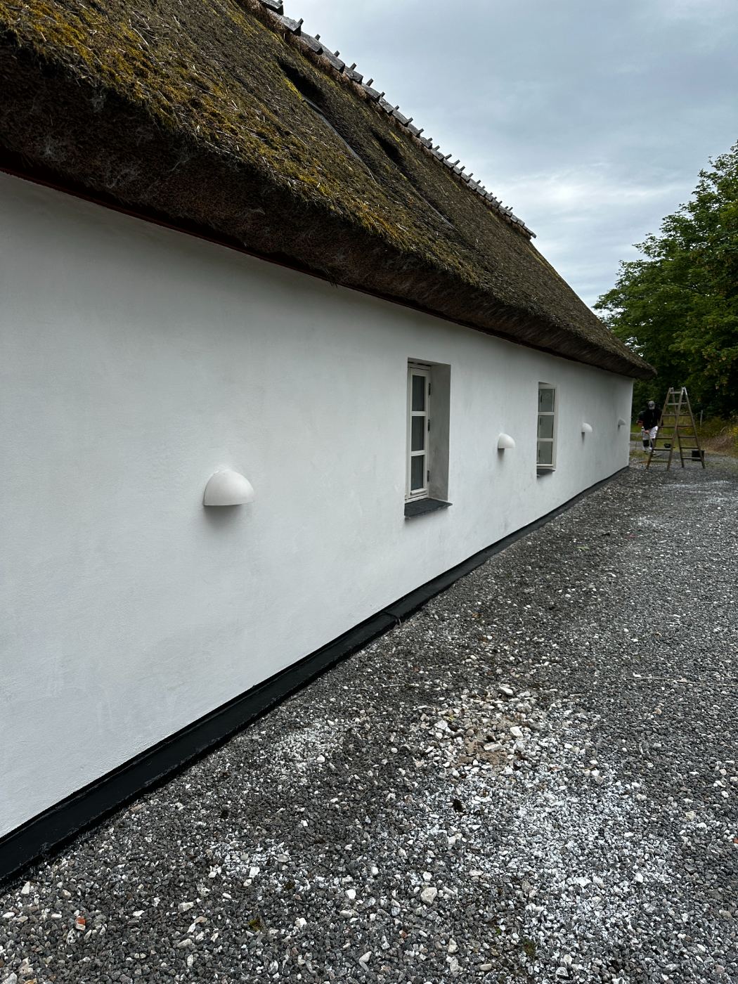 Nyrenoveret hvidpudset facade i Nordsjælland